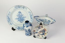 CHINESE QING DYNASTY PORCELAIN NANKING EXPORT WARE BLUE AND WHITE PLATE, the centre with a fruit-