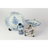 CHINESE QING DYNASTY PORCELAIN NANKING EXPORT WARE BLUE AND WHITE PLATE, the centre with a fruit-