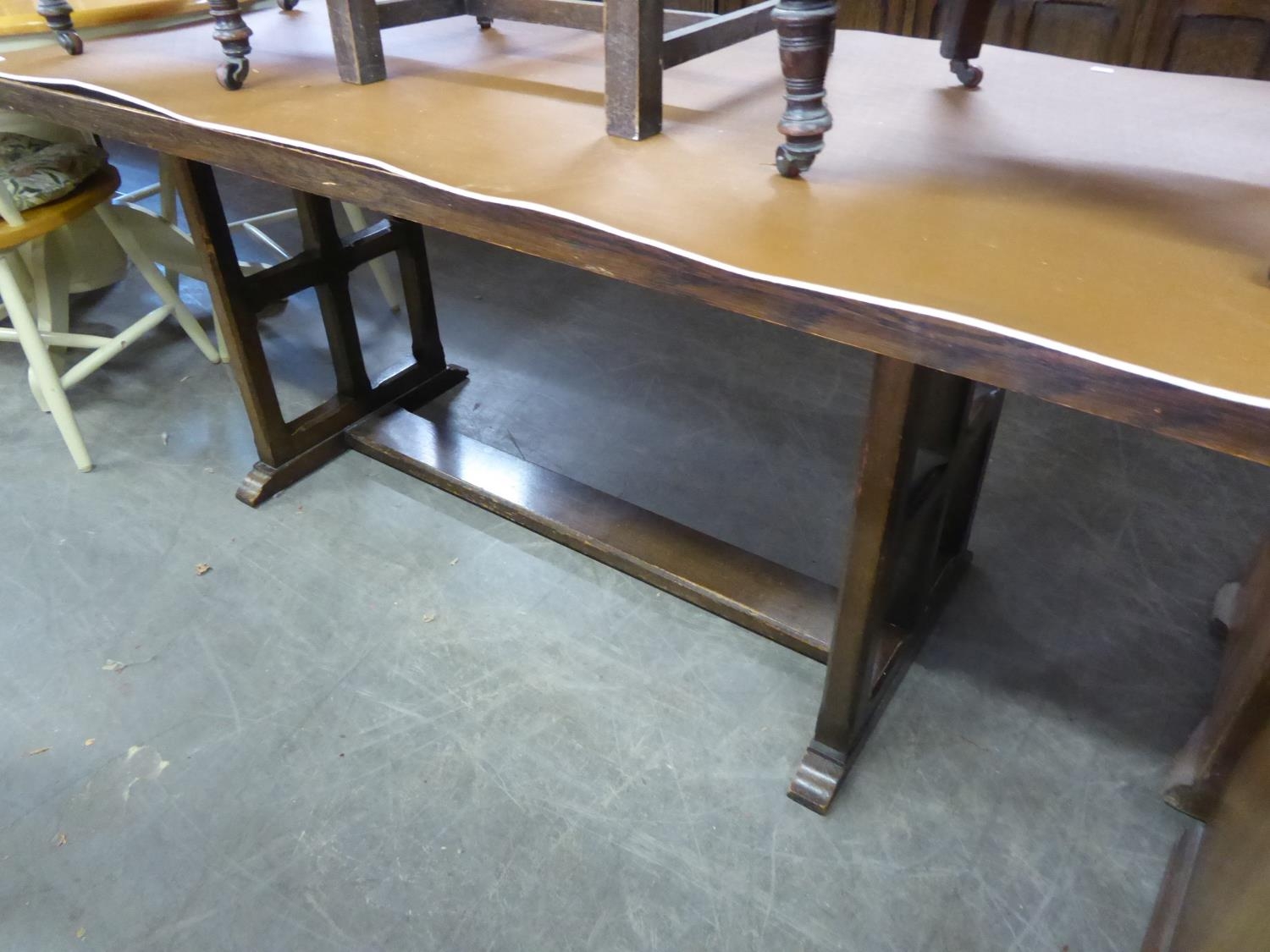 AN ARTS AND CRAFTS DINING ROOM SUITE OF SIX PIECES, TO INCLUDE; A TRESTLE DINING TABLE, FOUR - Image 3 of 3