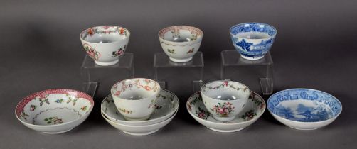 FIVE LATE EIGHTEENTH/ EARLY NINETEENTH CENTURY NEW HALL PORCELAIN TEA BOWLS AND SAUCERS, including a