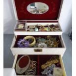 AN AUTOMATIC OPENING THREE TIER JEWELLERY CASE WITH A QUANTITY OF COSTUME JEWELLERY MAINLY