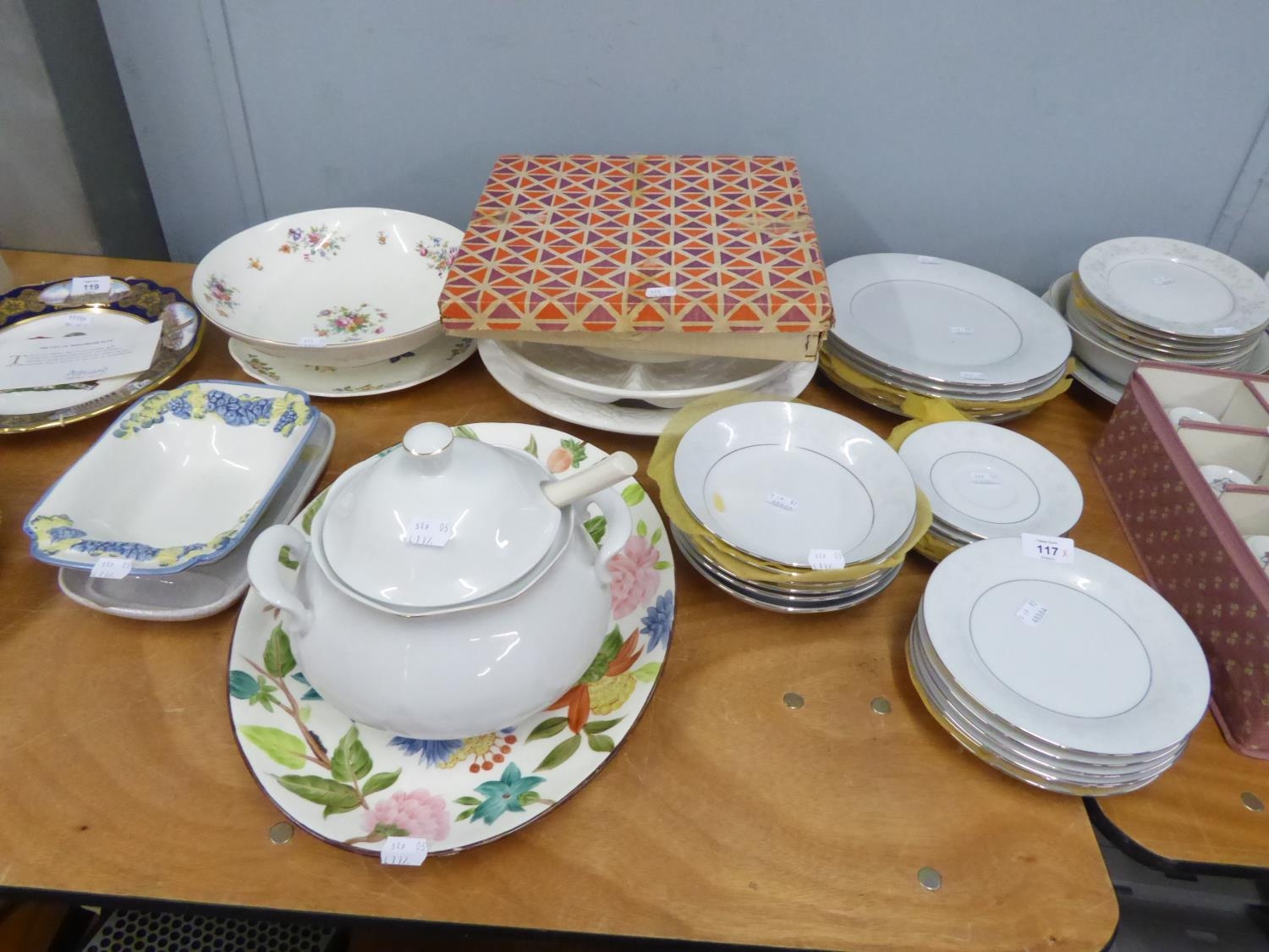 CHINESE PORCELAIN ‘CROWN MING’ PATTERN DINNER SERVICE FOR SIX PERSONS; MISCELLANEOUS DOMESTIC