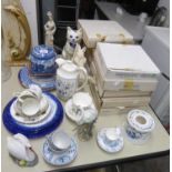 MIXED LOT OF MODERN CERAMICS, to include: ROYAL CROWN DERBY ‘MANDARIN’ HOT WATER JUG, SET OF FOUR (