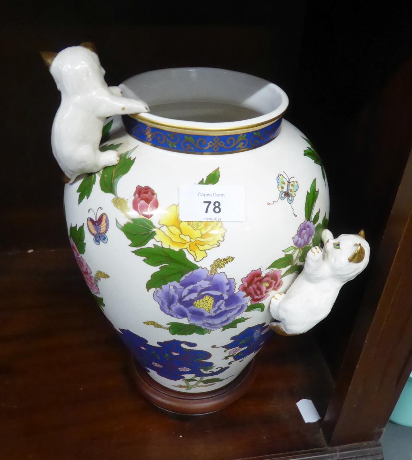 FRANKLIN MINT PORCELAIN 'VASE OF IMPERIAL CATS', THE OVULAR VASE PRINTED WITH FLOWERS AND HAVE