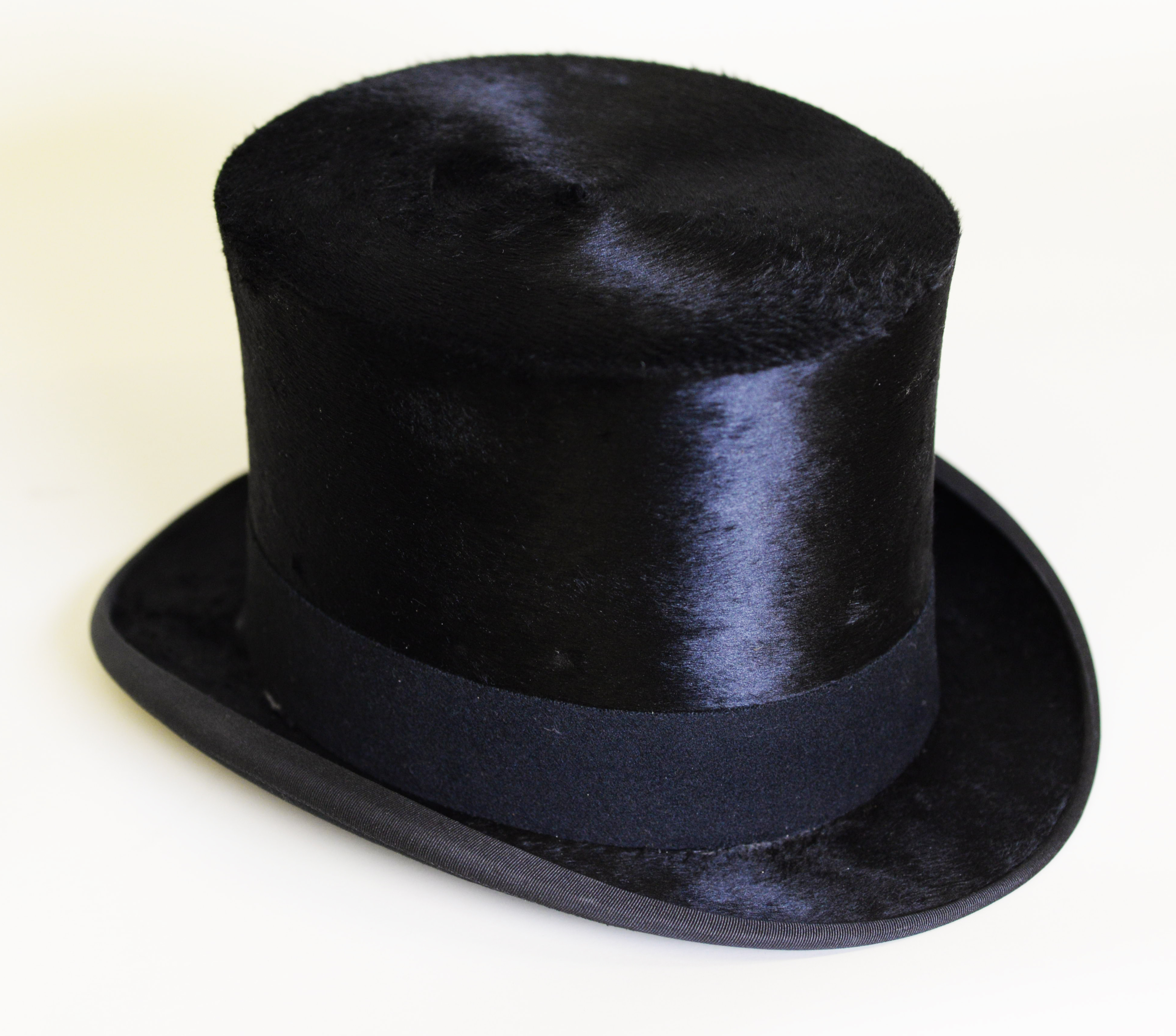 WOODROW AND SON, LONDON TOP HAT IN VIRTUALLY MINT CONDITION, in a circa 1920'S TAN LEATHER AND DUSKY