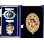 CASED H PIDDUCK & SONS SUPPLIED SILVER GILT AND ENAMEL CITY OF STOKE ON TRENT MAYORAL BROOCH,