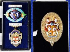 CASED H PIDDUCK & SONS SUPPLIED SILVER GILT AND ENAMEL CITY OF STOKE ON TRENT MAYORAL BROOCH,