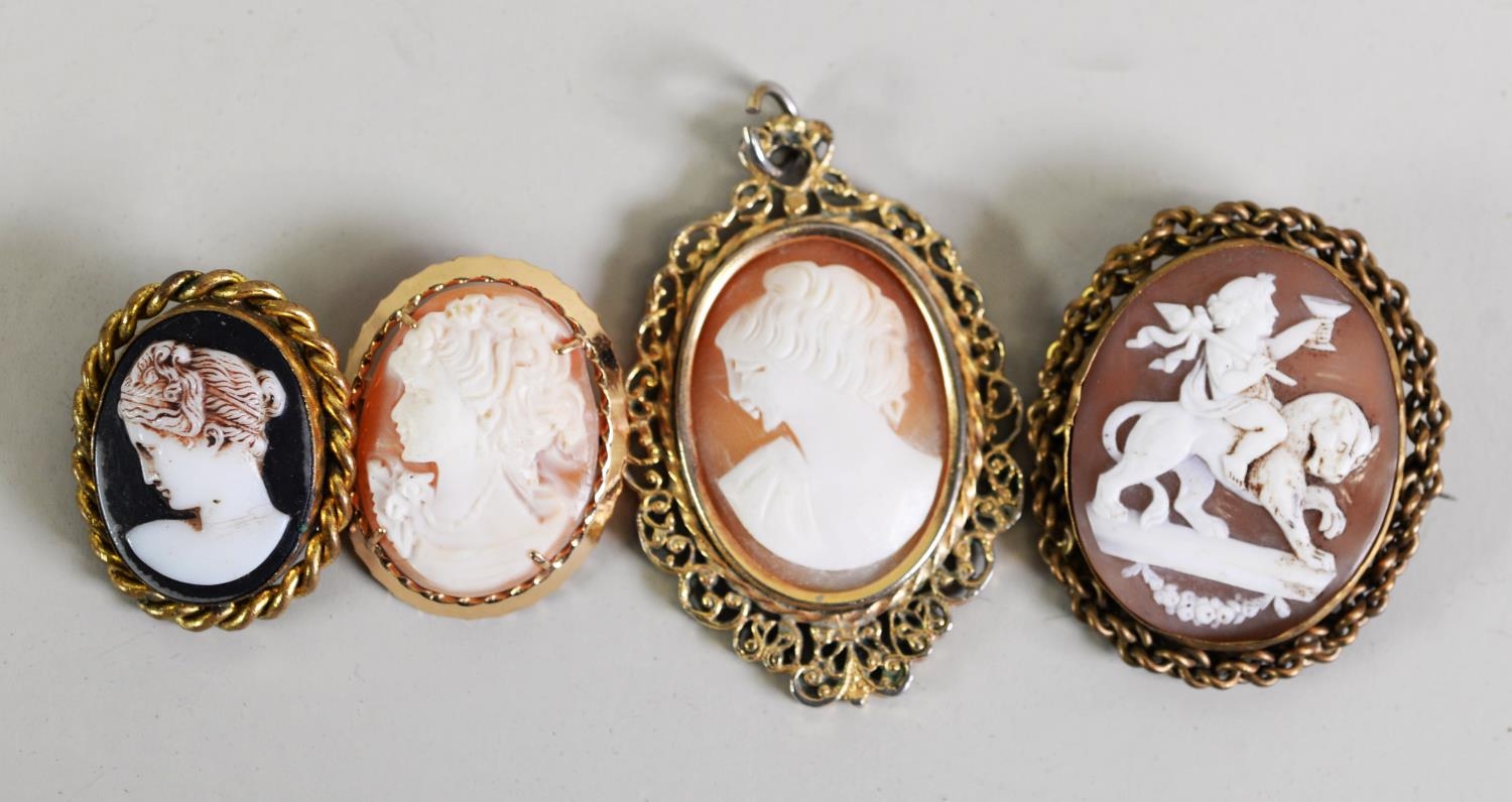 EARLY TWENTIETH CENTURY CAMEO BROOCH, carved with the image of a cherub on the back of a lion, in