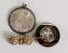 VINTAGE CIRCULAR GILT METAL AND AGATE BROOCH, the open centre with a gilt metal and pale hardstone