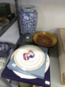 A BLUE AND WHITE CHINESE POTTERY VASE, 2x ROYAL WORCESTER CAKE PLATES (1 BOXED), A WEDGWOOD 1988