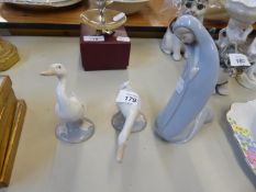 TWO LLADRO MODELS OF GEESE AND A LLADRO FIGURE OF THE MADONNA, KNEELING (3)