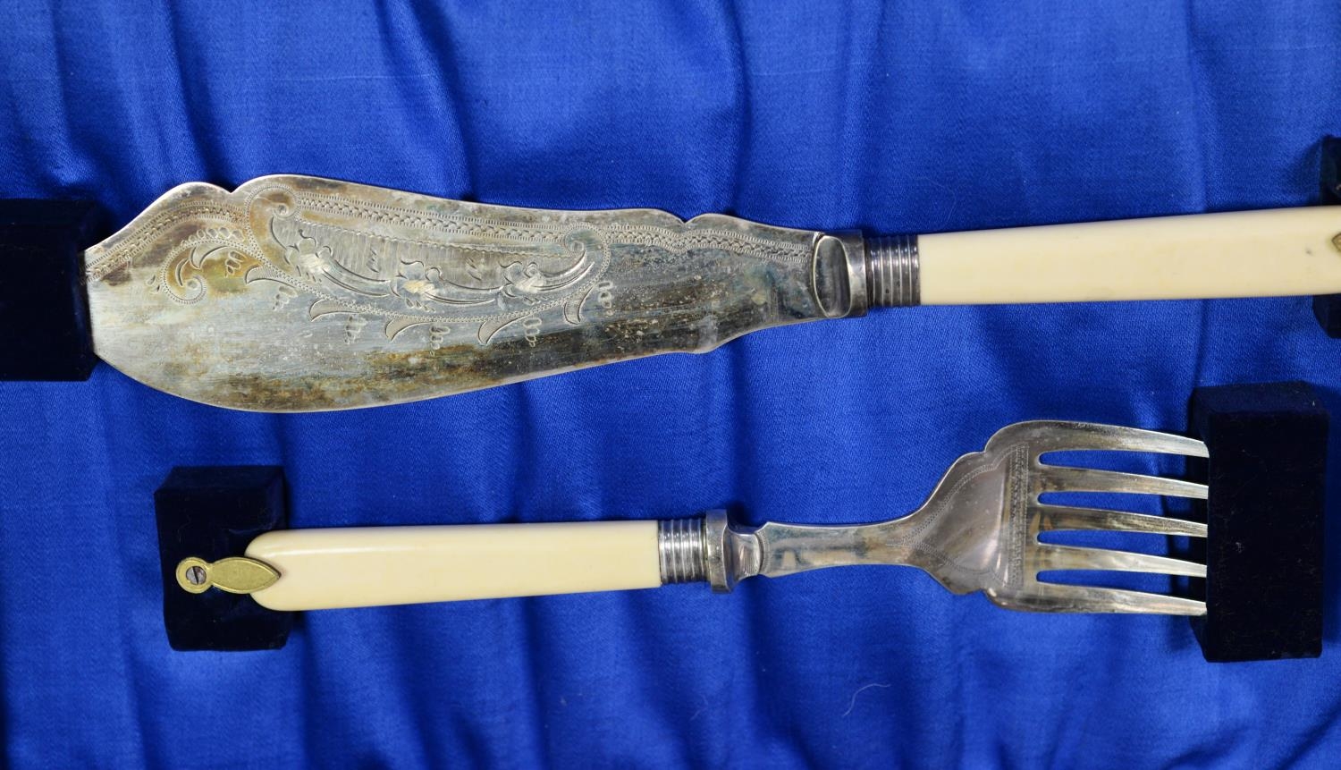 CASED SET OF SIX PAIRS OF FISH EATERS AND SERVERS, with bone hands and engraved blades, in a blue - Image 2 of 2