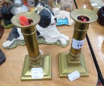 A PAIR OF OLD BRASS CANDLESTICKS WITH  CYLINDRICAL COLUMNS AND SQUARE BASES