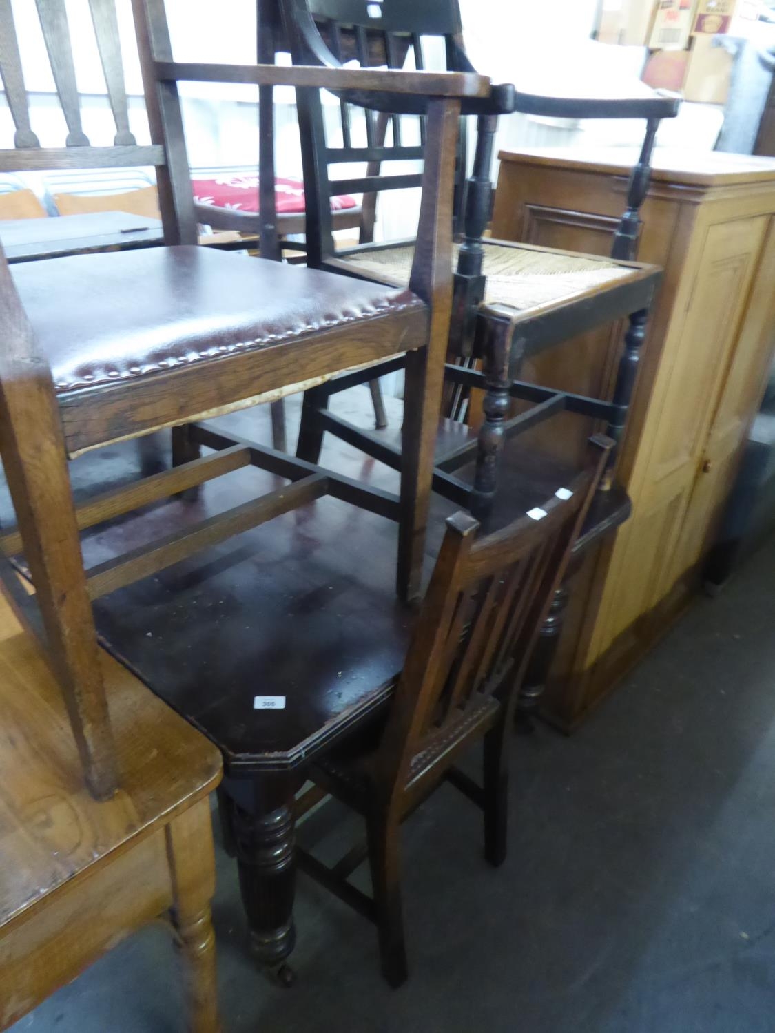 VICTORIAN EXTENDING DINING TABLE, ON TURNED LEGS