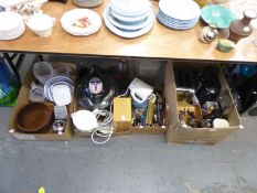 A LARGE SELECTION OF KITCHEN ITEMS TO INCLUDE; SMALL ELECTRICAL APPLIANCES, PASTA MAKERS, BLOCK WITH