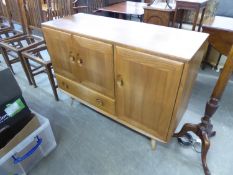 ERCOL WINDSOR SIDEBOARD, SOLID ELM AND BEECH LEGS HAVING TWO CUPBOARD DOORS WITH DRAWER BELOW AND