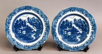PAIR OF LATE 18TH CENTURY CAUGHLEY SOFT PASTE PORCELAIN WILLOW PATTERN CABINET PLATES, with