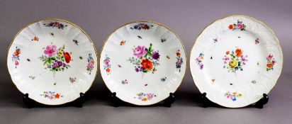 19TH CENTURY MEISSEN DINNER PLATE, decorated with polychrome enamel insects and floral bouquets,