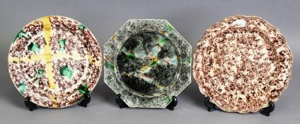 THREE NINETEENTH CENTURY WHIELDON STYLE POTTERY PLATES, with sponged and mottled decoration,