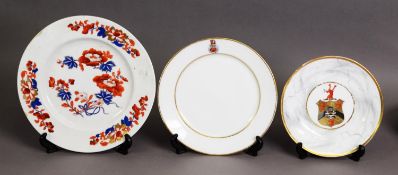 CHAMBERLAIN'S WORCESTER IMARI PALETTE CHRYSANTHEMUM PLATE, an unmarked armorial starter plate