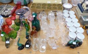 MIXED LOT OF GLASS, SET OF SIX STEMMED GLASSES WITH CRANBERRY BOWLS, MURANO MODEL OF A SEATED CAT,