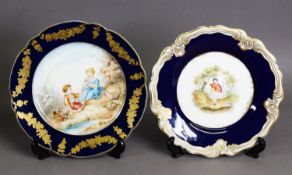 CHAMBERLAIN'S WORCESTER PORCELAIN SERPENTINE CABINET PLATE, with dark blue ground edged in gilt, the