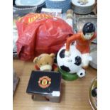 MANCHESTER UNITED MEMORABILIA TO INCLUDE; CERAMIC SPIRIT DECANTER AS A FOOTBALLER AND MUGS, TOYS