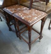 A PAIR OF LATE VICTORIAN MARBLE TOP MAHOGANY VASE STANDS, ON TURNED LEGS WITH PERIPHERAL STRETCHER