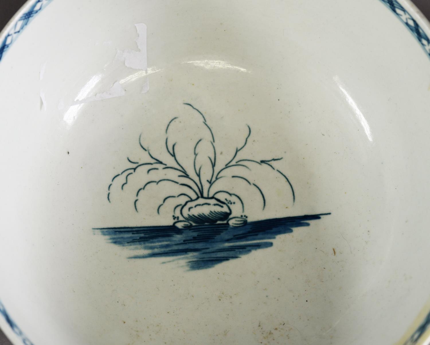 LATE 18TH CENTURY CAUGHLEY SOFT PASTE PORCELAIN SERVING BOWL, decorated in chinoiseries and skeins - Image 2 of 3