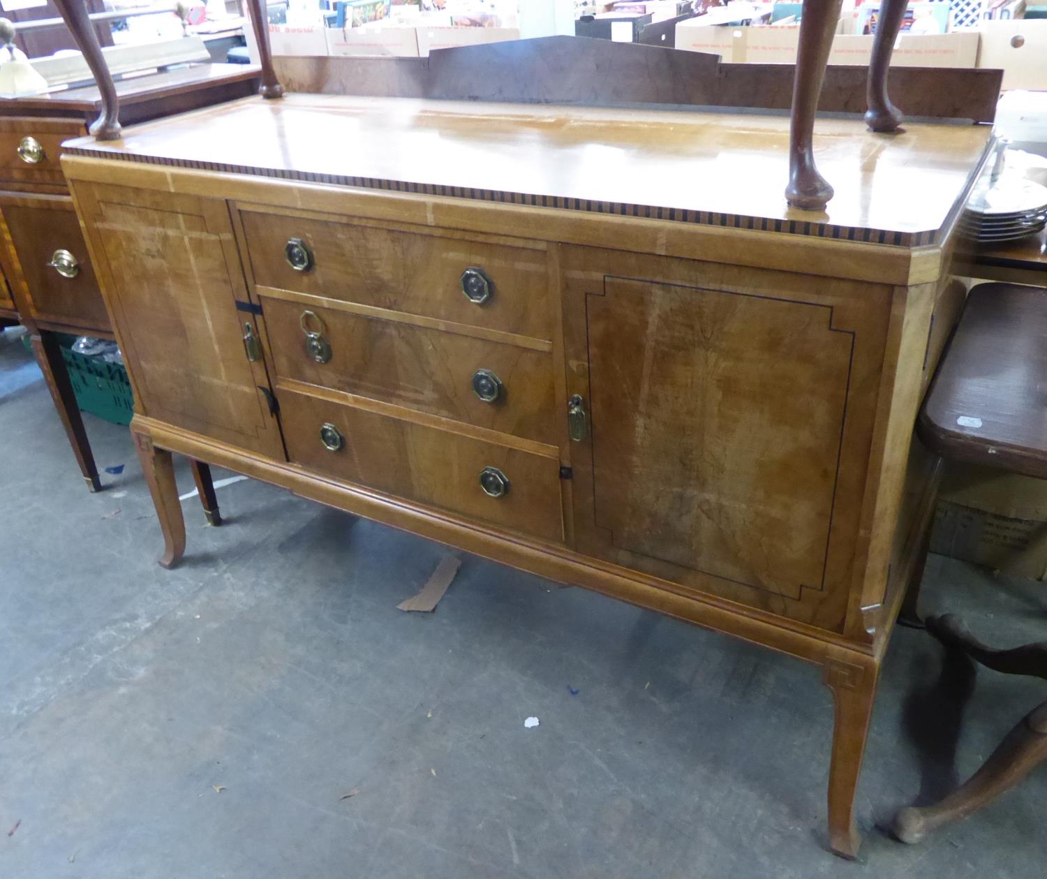 AN EARLY TO MID-TWENTIETH CENTURY ART DECO STYLE WALNUTWOOD SIDEBOARD, ON STYLIZED CABRIOLE LEGS, 60