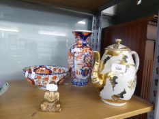 LATE NINETEENTH CENTURY ORIENTAL IMARI PORCELAIN FLUTED OVULAR VASE, HAND PAINTED IN RESERVES WITH
