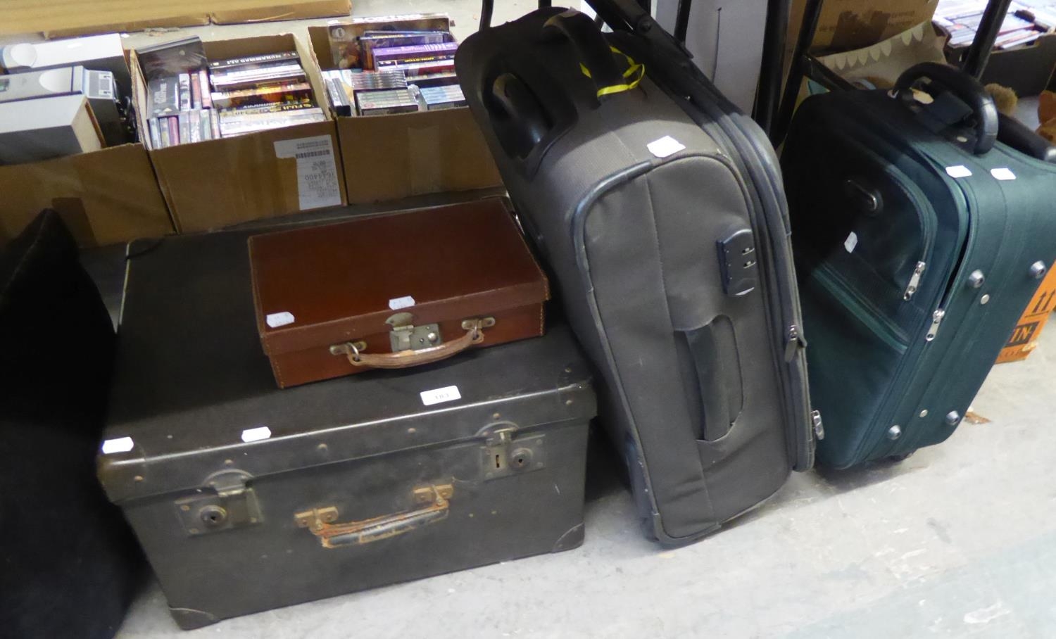 A VINTAGE BLACK FIBRE DEEP SUITCASE, 2 x SMALL TROLLEY SUITCASE AND A SMALL BROWN LEATHER CASE (4)