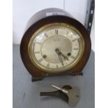 A PRESENTATION 'SMITH'S MAHOGANY STRIKING MANTEL CLOCK, 1959, WITH 2 KEYS