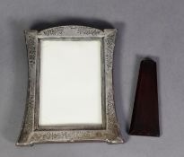 GEORGE V ENGRAVED SILVER FRONTED DRESSING TABLE PHOTOGRAPH FRAME, with polished mahogany back and