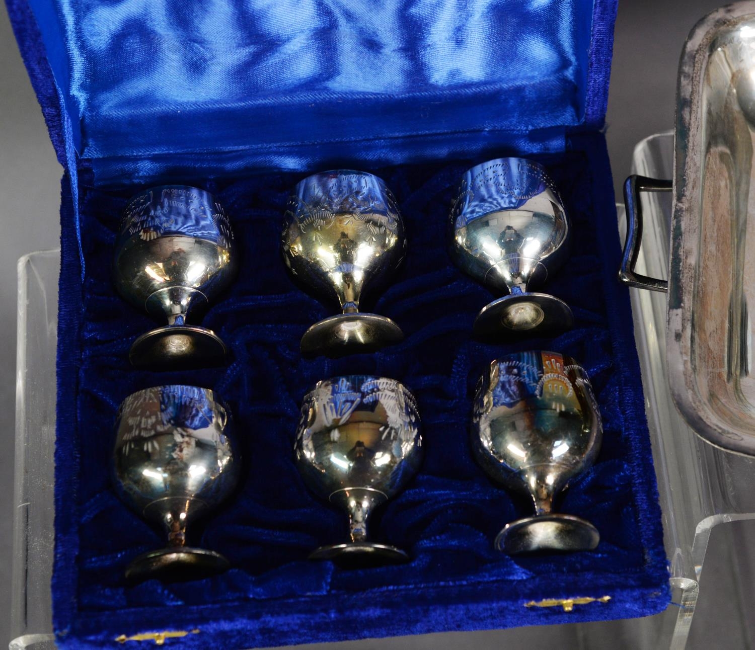 MIXED LOT OF ELECTROPLATE, comprising: CASED SET OF SIX ENGRAVED LIQUEUR GOBLETS, MATCHING, LOOSE - Image 2 of 2