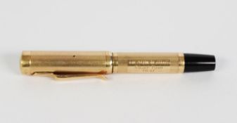 LADY'S 9ct GOLD AND BLACK PLASTIC SHORT FOUNTAIN PEN with engine turned decoration, 3 3/4in (9.