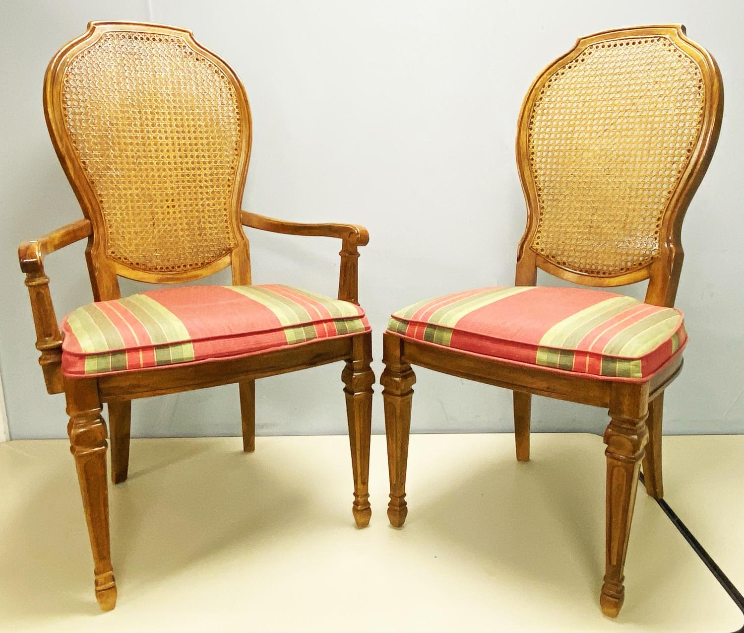 A DINING ROOM SUITE OF TEN PIECES, comprising 8 chairs, including a pair of carver’s armchairs, with - Image 3 of 6