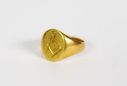 18ct GOLD SIGNET RING, the oval top engraved with a masonic symbol, Birmingham 1925, 6gms