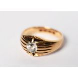GENT'S 18ct GOLD RING WITH AN OLD CUT SOLITAIRE DIAMOND in an unusual setting of ten long claws