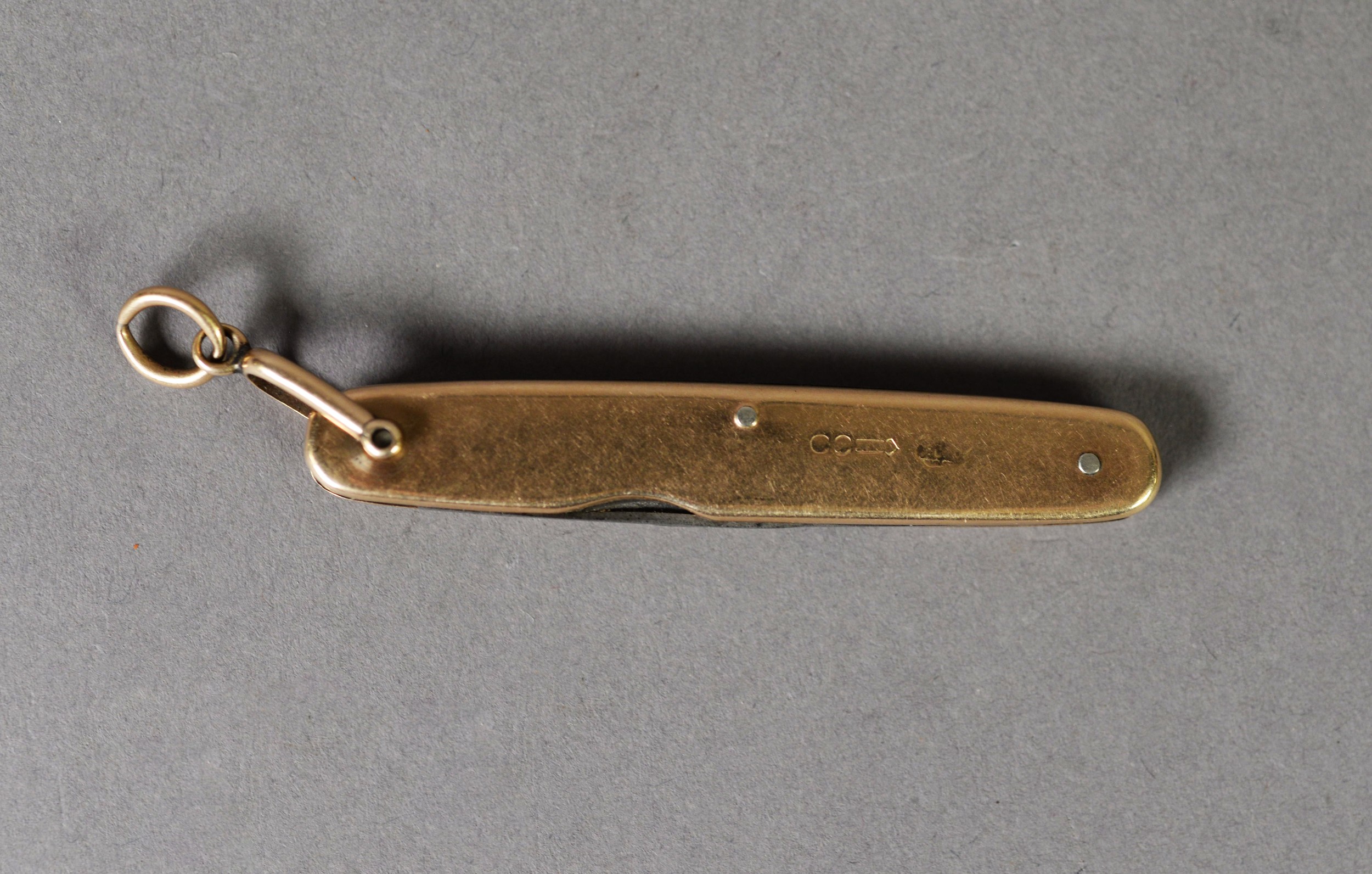 PLAIN 9ct GOLD CLAD PENKNIFE, with two small stainless steel blades, 2 3/8in (6cm) long the case,