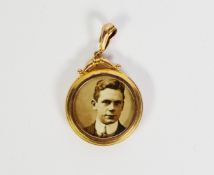 9ct GOLD FRAMED CIRCULAR PHOTOGRAPH LOCKET PENDANT, glazed back and front, 1 1/8in (3cm) diameter,