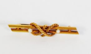 EDWARDIAN 15ct GOLD DOUBLE BAR BROOCH, 'tied' with a gold rope pattern knot and set with two seed