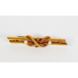 EDWARDIAN 15ct GOLD DOUBLE BAR BROOCH, 'tied' with a gold rope pattern knot and set with two seed