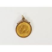 GEORGE V 1914 GOLD FULL SOVEREIGN (VF) in a 9ct GOLD LOOSE MOUNT as a pendant, 9.4gms gross