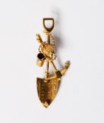 9ct GOLD PROSPECTING BROOCH, in the form of a spade, pickaxe and bucket roped together, 1 7/8in (4.