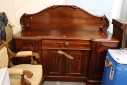 A VICTORIAN MAHOGANY BREAKFRONT SIDEBOARD, WITH SHAPED PANEL BACK, A LONG CENTRAL DRAWER ABOVE TWO