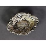 EDWARD VII PIERCED SILVER SMALL SWEETMEAT DISH, of oval form, 4 ½” x 3 ¼” (11.4cm x 8.2cm),