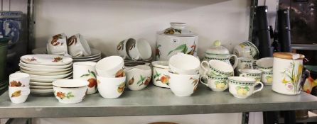 VILLEROY AND BOSH TEA SERVICE ETC.. AND A LARGE QUANTITY OF ROYAL WORCESTER 'EVESHAM' PATTERN WARES