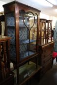 A SMALL MAHOGANY INLAID SINGLE GLAZED DOOR DISPLAY CABINET, RAISED ON STRAIGHT LEGS