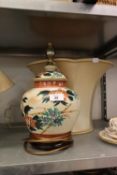 AN IMARI FLORAL PATTERN POTTERY VASE TABLE LAMP AND SHADE